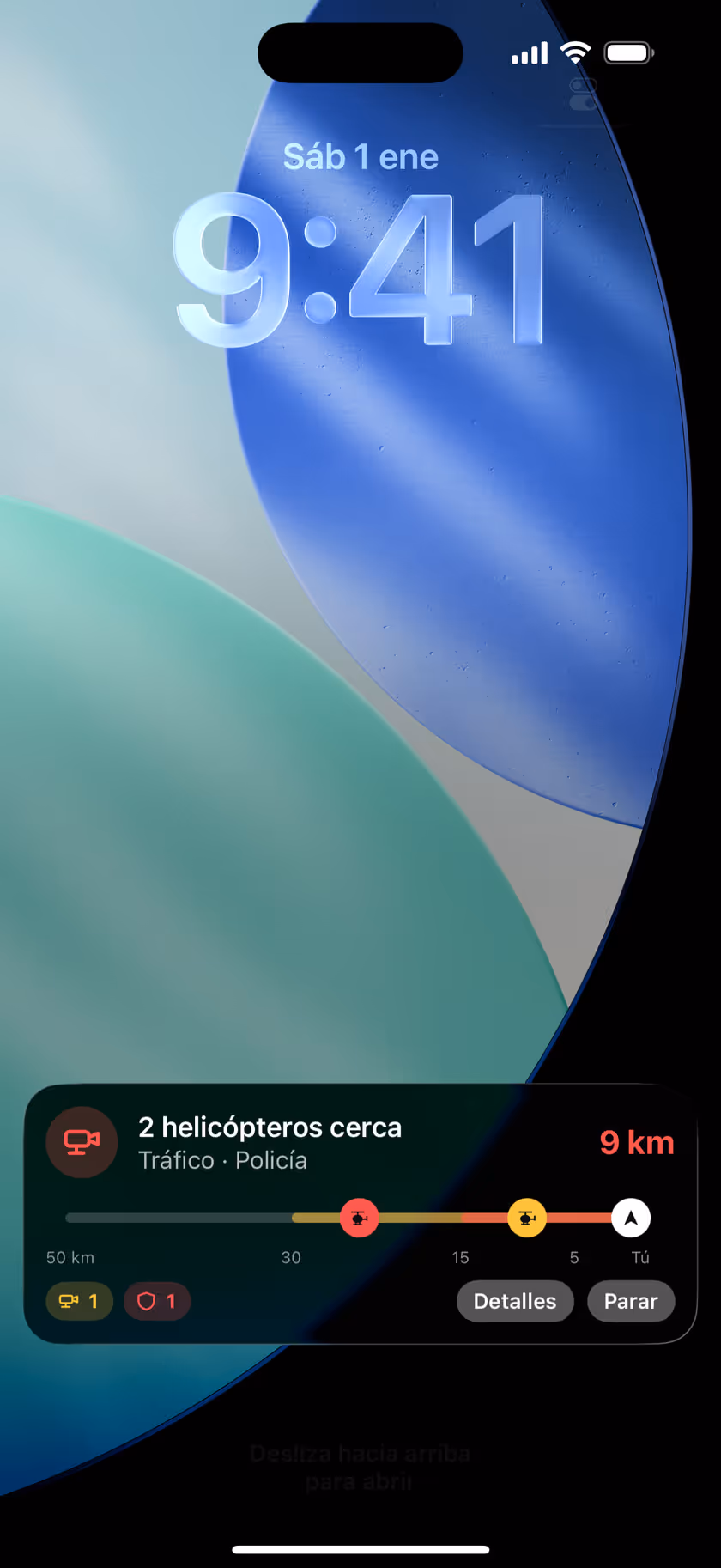 Pantalla de bloqueo del móvil con el aviso de HeliCops en una Live Activity