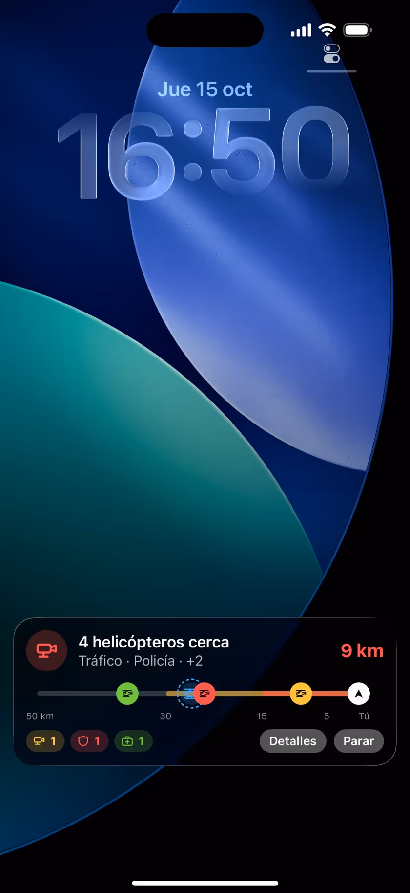 Pantalla de bloqueo del móvil con el aviso de HeliCops en una Live Activity